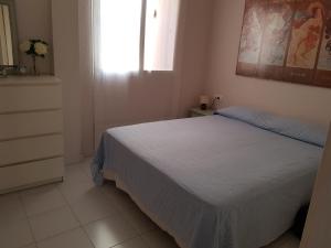 克莉丝蒂娜岛El Cantil的卧室配有白色的床和窗户。