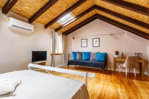 斯普利特Domus "ANNO 1881"-center of Split的一间卧室配有一张床和一个沙发