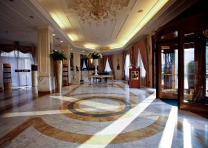米兰维斯康蒂皇宫豪华酒店的大堂的地板上铺着大地毯