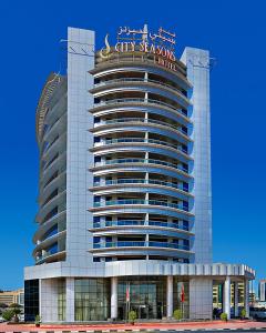 迪拜迪拜城市季节酒店的上面有标志的建筑