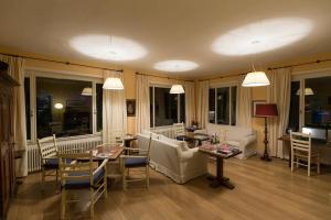 坎诺比奥Park Hotel Villa Belvedere的客厅配有沙发和桌椅