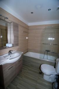 凯法洛斯克尔迪斯托斯酒店的一间带水槽、浴缸和卫生间的浴室
