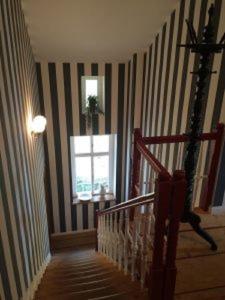 巴特苏尔察Traumparadies的走廊上设有带条纹墙壁的楼梯和窗户