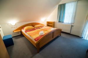 博希尼Bed & Breakfast Hisa Resje的一间卧室配有一张大木床。
