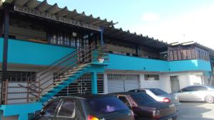 卡拉瓜塔图巴绿色海岸宾馆的停车场,停车场停在大楼前