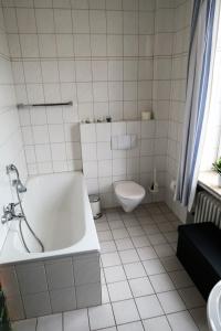 LaggenbeckHotel-Restaurant Haus Keller的白色的浴室设有浴缸和卫生间。