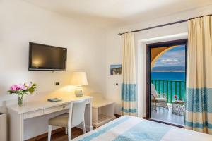费尔蒂利亚德皮尼酒店的酒店客房设有书桌,享有海景。