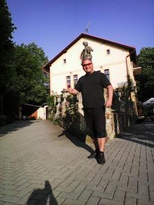 LibuňU Zlate Brany Cesky raj的一个人站在建筑物前面
