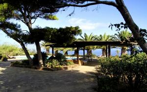 潘泰莱里亚Residenza Khaddiuggia的一座种有树木的凉亭和海滩
