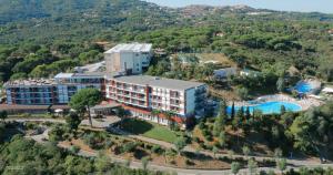 卡波利韦里TH Capoliveri - Grand Hotel Elba International的享有酒店和度假村的空中景致