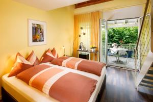 BeinwilBeinwil Swiss Quality Seehotel的一间带大床的卧室和一个阳台