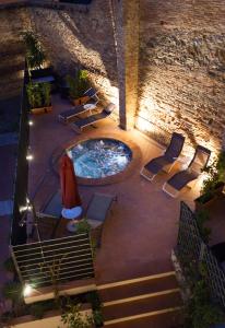 圣米尼亚托圣米尼亚托酒店的一个带游泳池和椅子的庭院和一座建筑