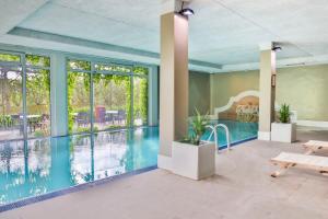 蒙希亚Hotel Palacio Urgoiti的游泳池,带泳池导览器