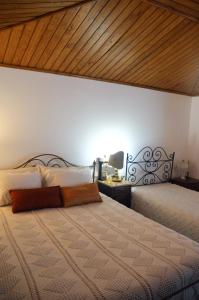 Viatodos卡萨卡瓦略农家乐的一间卧室设有一张带木制天花板的大床