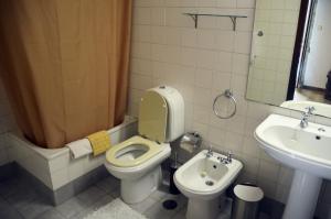 Viatodos卡萨卡瓦略农家乐的一间带卫生间和水槽的浴室