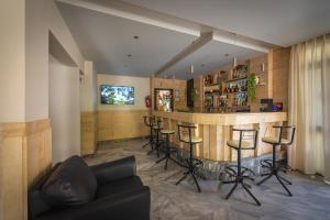 科斯镇蒂米特里斯帕利萨酒店的客厅设有带凳子的酒吧