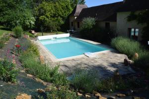 希奥拉肯·佩里戈尔Les Deux Tours的一座房子旁的院子内的游泳池