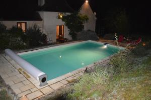 希奥拉肯·佩里戈尔Les Deux Tours的夜间在院子里的游泳池