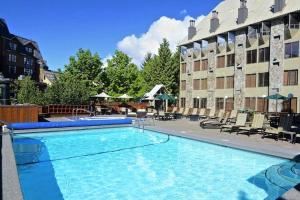 惠斯勒惠斯勒行政酒店的酒店前方的大型游泳池