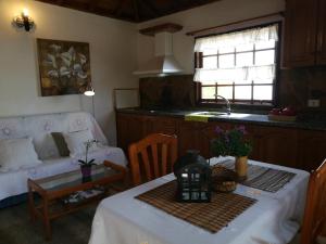 蒂哈拉费Casa Rural Geranios 2的客厅配有桌子和沙发