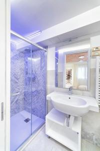 威尼斯卡德拉方特旅馆的一间带水槽和淋浴的浴室