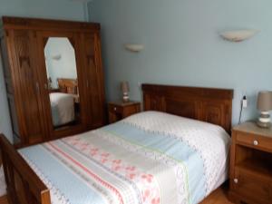 马雷讷Forestier的一间卧室配有一张床和镜子