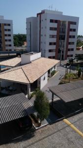 阿拉卡茹Condominio Port. da cidade Aracaju的屋顶建筑的顶部景观
