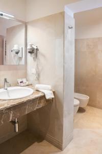 威尼斯阿洋波雷缇酒店的一间带水槽、卫生间和镜子的浴室