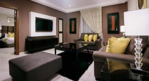 库马西Oak Plaza Suites的客厅配有两张沙发和一台电视