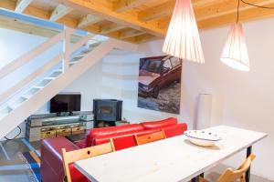 Santa Cristina de Cobres拉腊什乡村民宿的客厅配有桌子和红色沙发