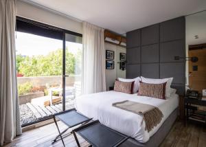 圣地亚哥Maison Italia 1029的一间卧室设有一张大床和一个大窗户