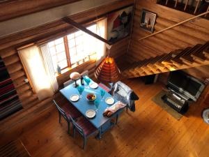 本茨福什Rabens Cottage的小屋内餐桌的顶部景致