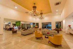 马那瓜Best Western Las Mercedes Airport的带沙发和椅子的客厅以及吊灯。