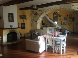 维科德尔加尔加诺La Casa Di Pietra的一间带桌子和壁炉的用餐室