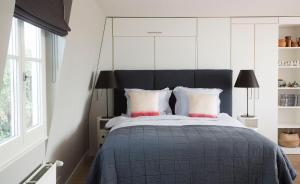 阿姆斯特丹BB博物馆旅馆的一间卧室配有一张大床和黑色床头板