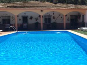 普里埃格·德·科尔多巴Villa La Quinta的房屋前的游泳池