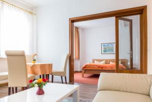 萨尔费尔德Hotel Weltrich的带沙发的客厅和卧室