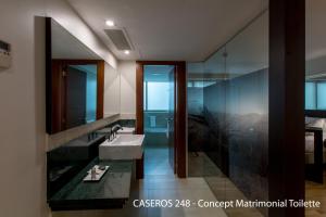 Caseros 248 Hotel的电视和/或娱乐中心