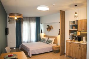雅典Dynasta Central Suites的一间卧室配有一张床和一张桌子