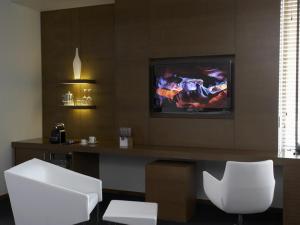 卡尔加里卡尔加里吉门酒店的客厅配有电视和白色椅子