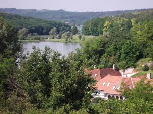 SzálkaJOLANDA Vendégház的享有河流和房屋的景致。