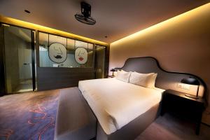 云顶高原Resorts World Genting - Genting SkyWorlds Hotel的卧室配有一张面朝墙壁的床。