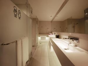 云顶高原Resorts World Genting - Genting SkyWorlds Hotel的一间带两个盥洗盆和大镜子的浴室