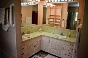 圣何塞卡里阿利住宿加早餐旅馆的浴室设有2个水槽和2面镜子