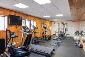 Sweetwater Lift Lodge的健身中心和/或健身设施
