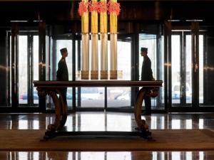 哈尔滨哈尔滨索菲特大酒店的一张木桌,上面有花瓶