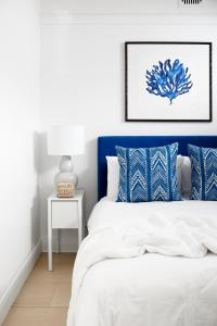 纽卡斯尔Stunning Flourish ON Bull的一间蓝色和白色的卧室,配有一张床和一张桌子