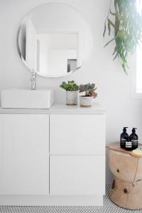 纽卡斯尔Stunning Flourish ON Bull的白色的浴室设有水槽和镜子