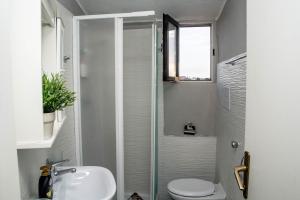 圣尼科拉阿尔切拉B&B Villa San Nicola的带淋浴、卫生间和盥洗盆的浴室