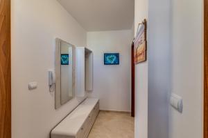 拉夫达Apartcomplex Golden Bay的一间带水槽和镜子的浴室